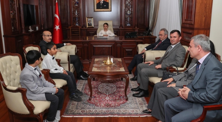 Bursa'nın çocuk valisi, Vali Demirtaş'ın makamına oturdu