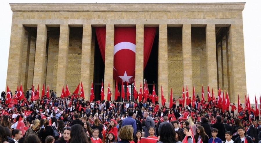 Anıtkabir'de '23 Nisan' yoğunluğu yaşanıyor