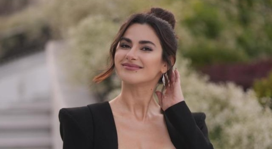 Nesrin Cavadzade'den bikinili paylaşım