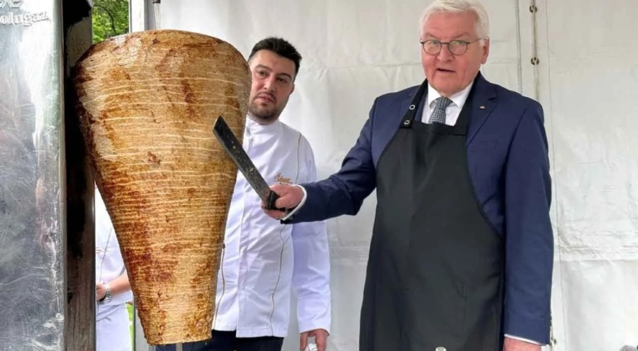 Alman Cumhurbaşkanı Steinmeier İstanbul'da 60 kiloluk çok konuşulan döneri kesti