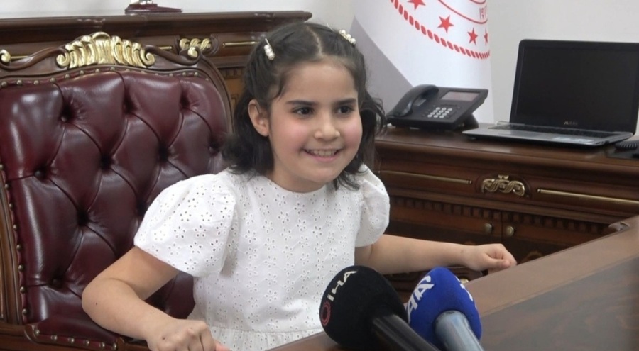 Muş'ta yeni vali makama oturur oturmaz çikolata istedi