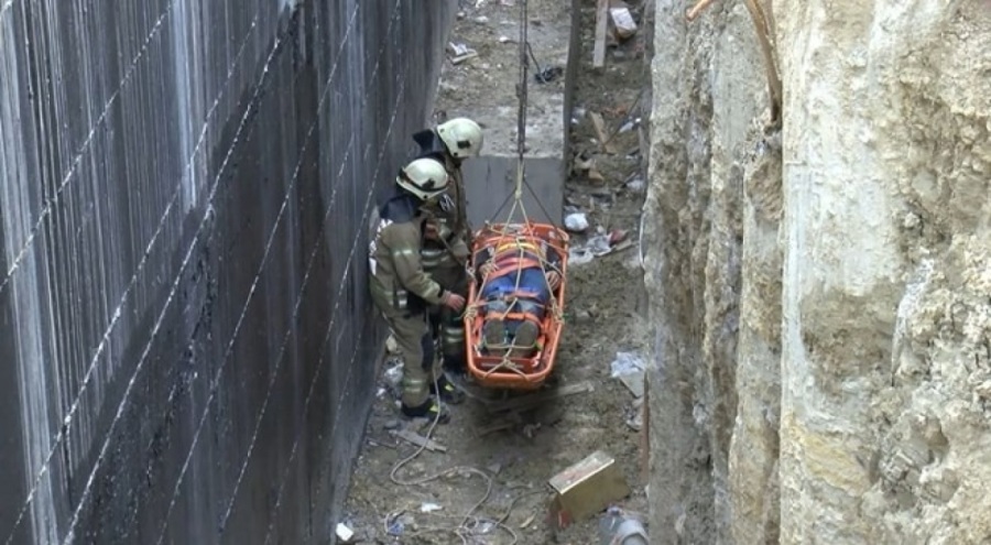 10 metre yükseklikten düşen işçiyi kurtarıldı
