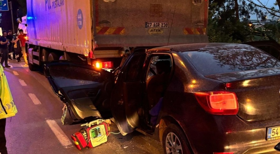 Otomobil, PTT kamyonuna ok gibi saplandı! Ölü ve yaralılar var