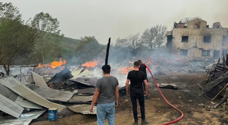 Kastamonu'da 2 ev, sera ve ahırlar yandı!