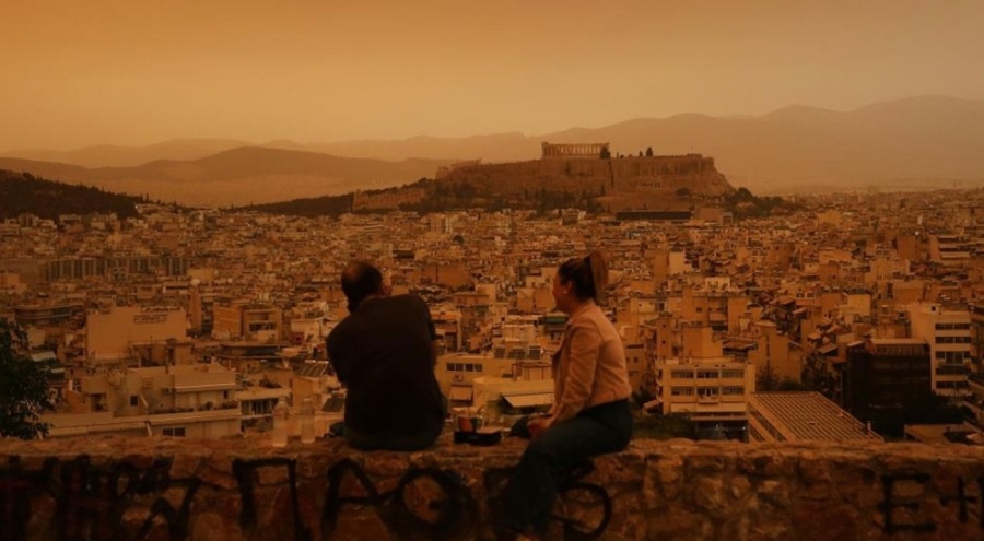 Toz bulutu Atina turuncuya büründü!