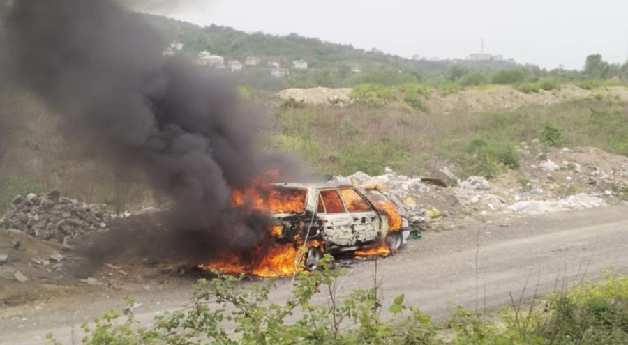Eşine kızıp yolun ortasında aracını yaktı