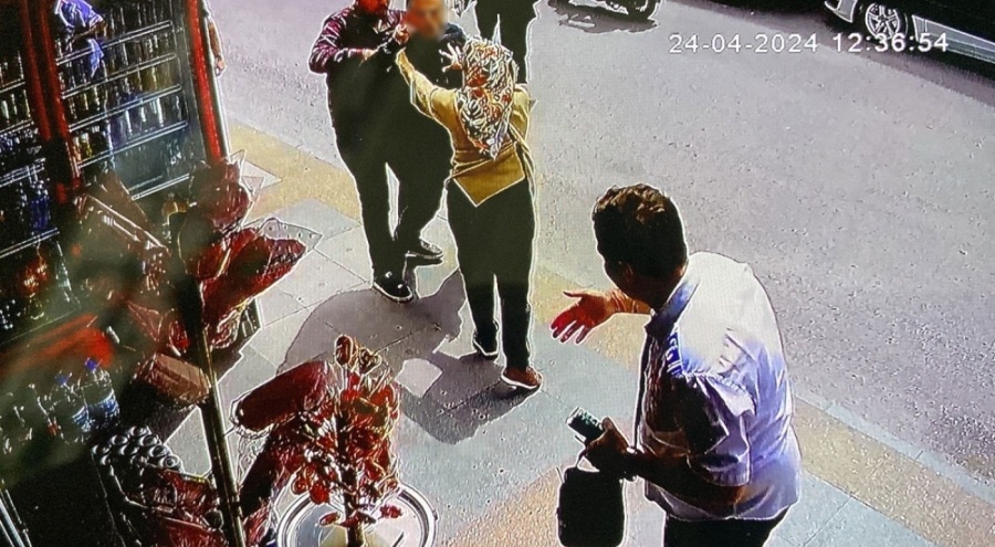 Otobüs şoförü, husumetlisi tarafından cadde ortasında saldırıya uğradı