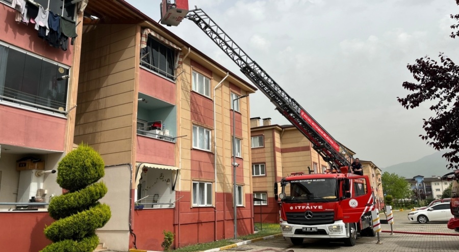 Tadilat yapılan apartmanın çatı katında yangın