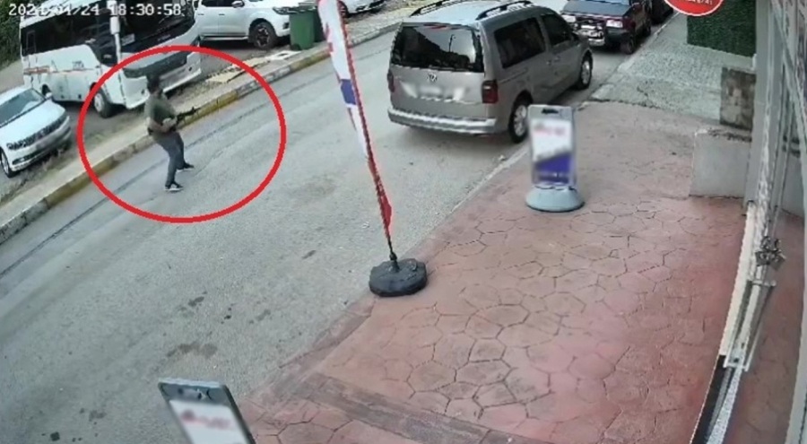 Cadde ortasında ateş edip bir kişiyi kovaladı