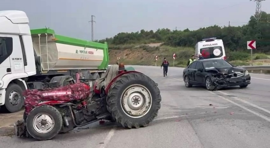 Bursa'da traktör ile otomobil çarpıştı! 3 yaralı var