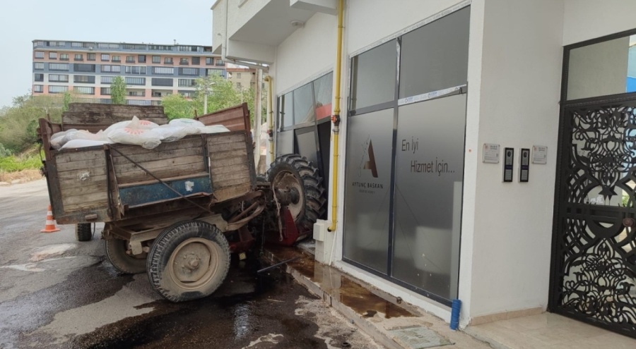 Bursa'da kontrolden çıkan traktör dükkana daldı!