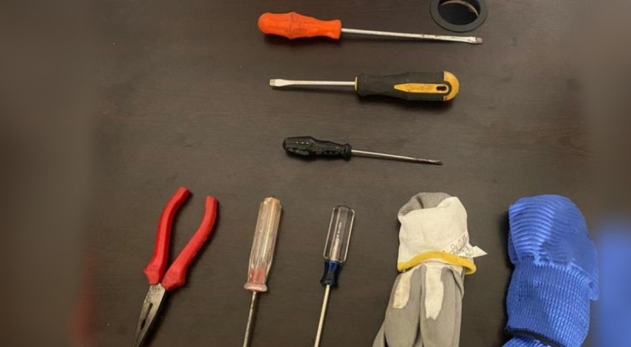 Tornavidalı hırsız saklandığı dolapta yakalandı