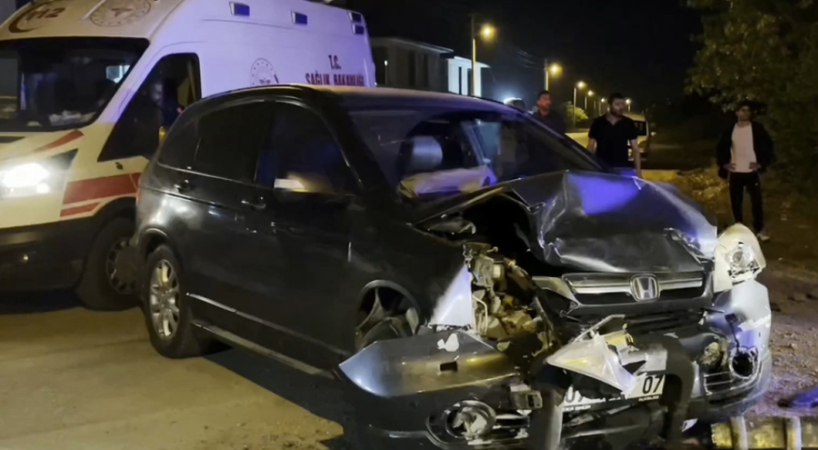 Otomobil ile cip çarpıştı, 4 kişi yaralandı