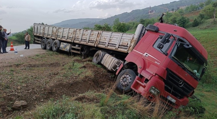 Tır, şarampole yuvarlanmaktan son anda kurtuldu