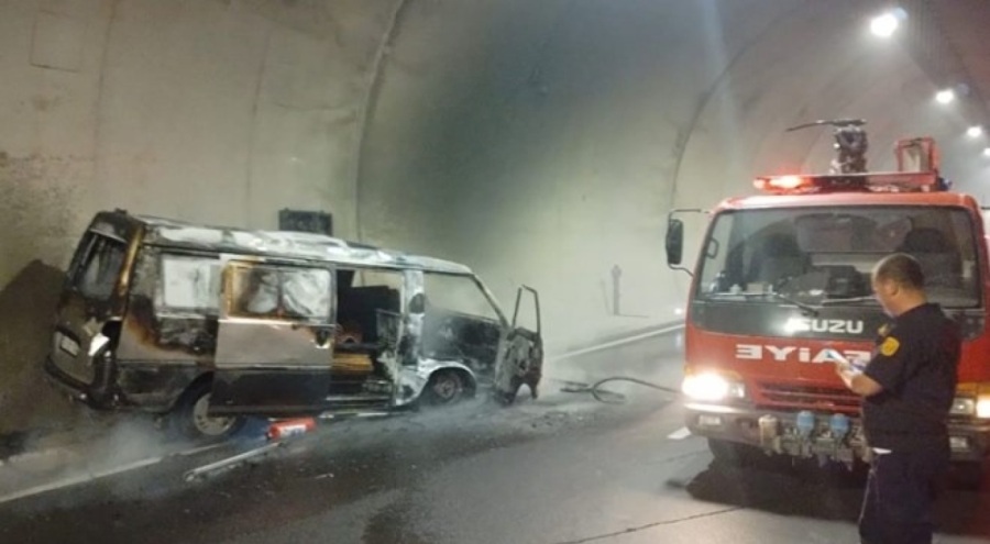 Tünelde alev alan panelvan minibüs küle döndü