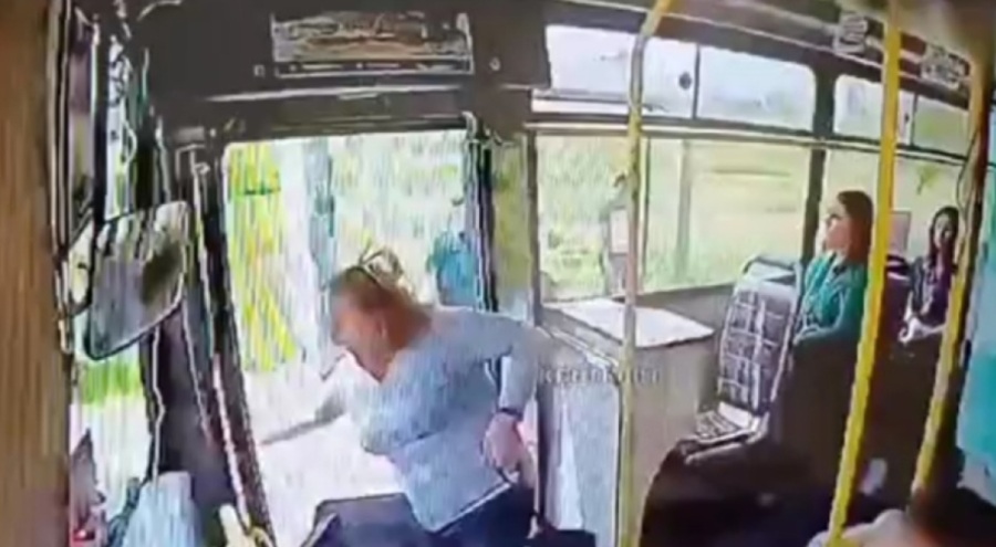 Kapısı açık otobüsten düşen kadın ağır yaralandı!