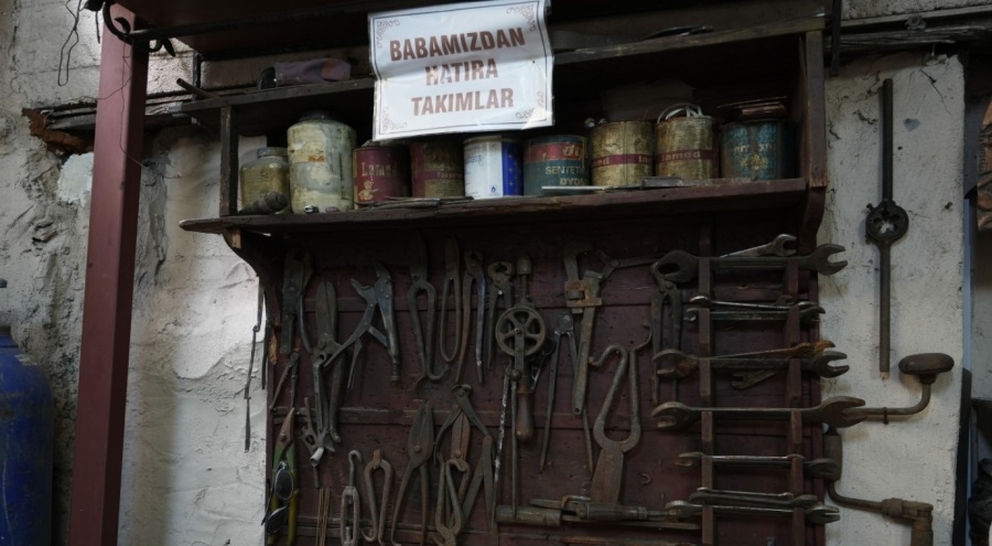 Bursa'da 120 yıllık aile mesleği! Türkiye'nin birçok camisinin alemini onarıyor