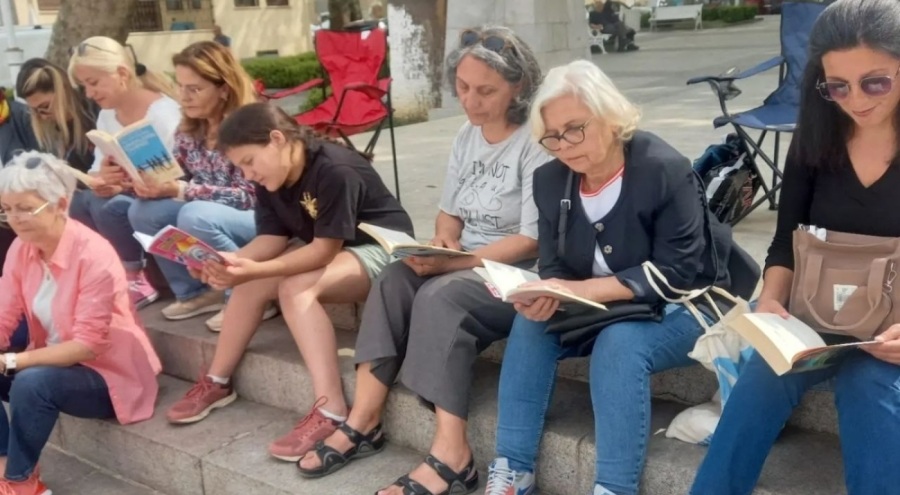 Mudanya'da "Kitabını al da gel" sloganı meydanı doldurdu