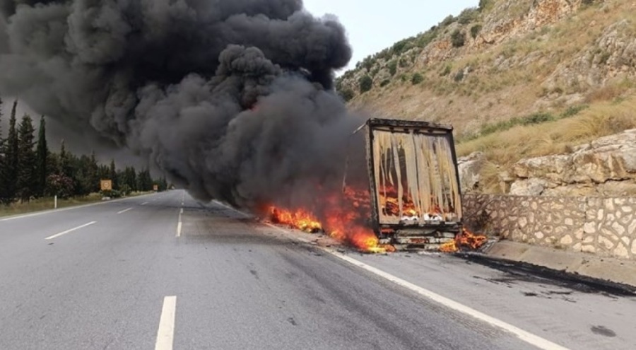 Lastiği patlayan TIR cayır cayır yandı