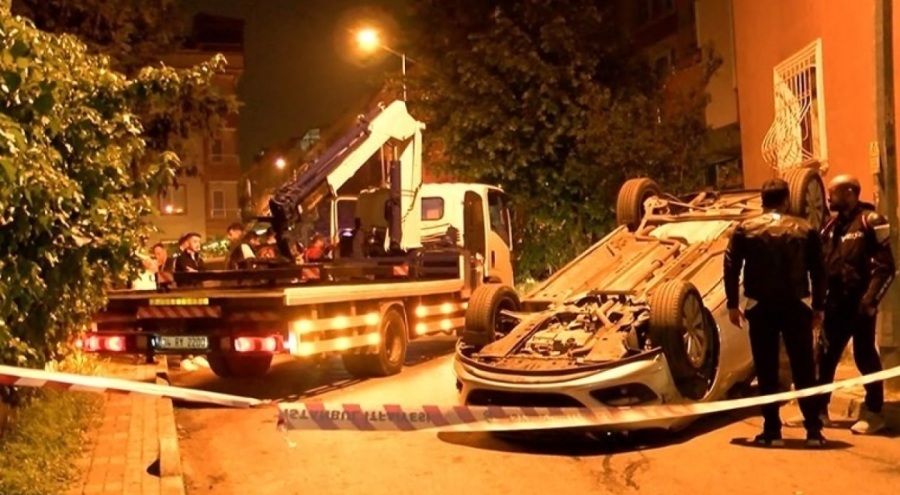 Park halindeki araca çarpan otomobil takla attı