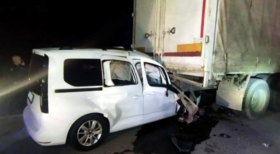 Kamyona çarpan hafif ticari aracın sürücüsü hayatını kaybetti