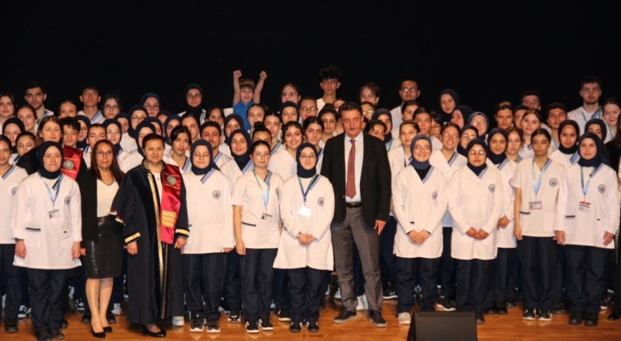 BUÜ'de hemşirelik adayları beyaz üniformalarını giydi