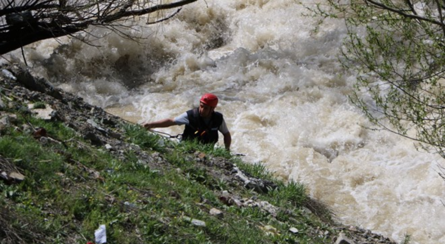 Köprüden geçerken dereye düşüp kayboldu
