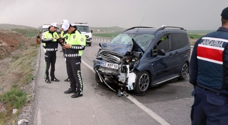 Hafif ticari araç ile otomobil çarpıştı! 7 kişi yaralandı