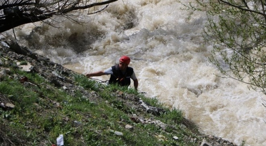 Dereye düşen kişi ölü bulundu