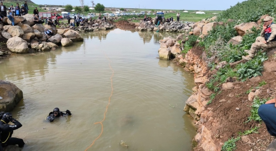 Serinlemek için gölete giren genç boğuldu