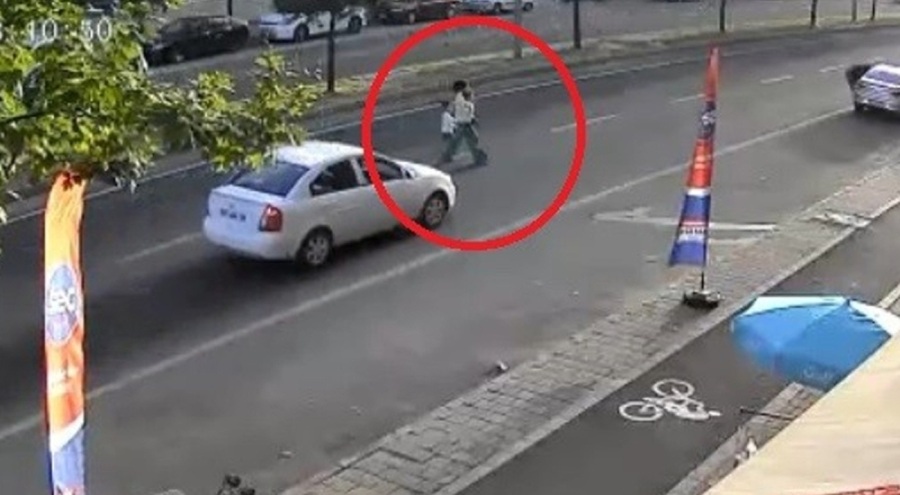 Anne ve bebeğine önce otomobil, sonra kamyonet çarptı