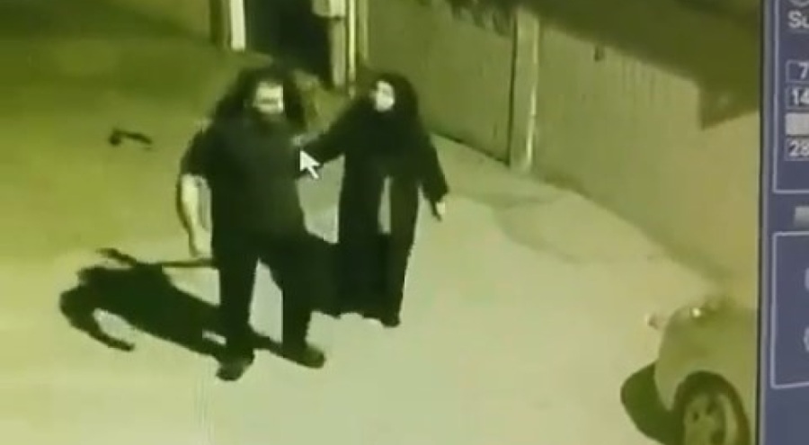 Bursa'da yanındaki kadınla tartışan adam sinirini çöp kutusundan çıkardı