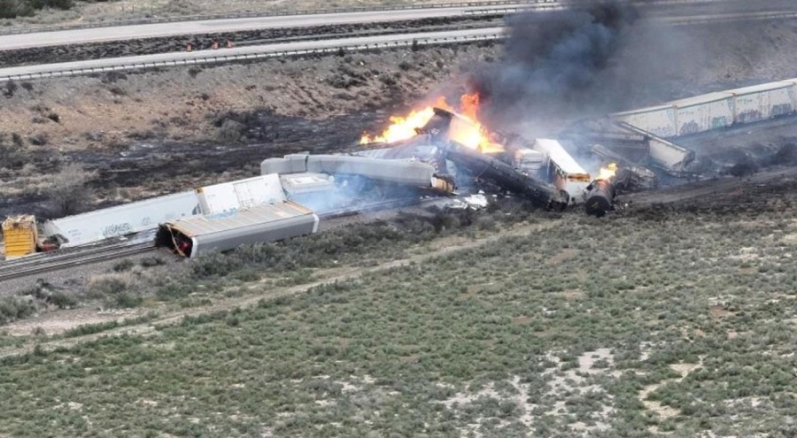 ABD'de raydan çıkan yük treni alev aldı