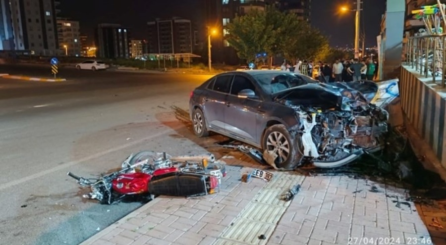 Otomobil ile motosiklet çarpıştı