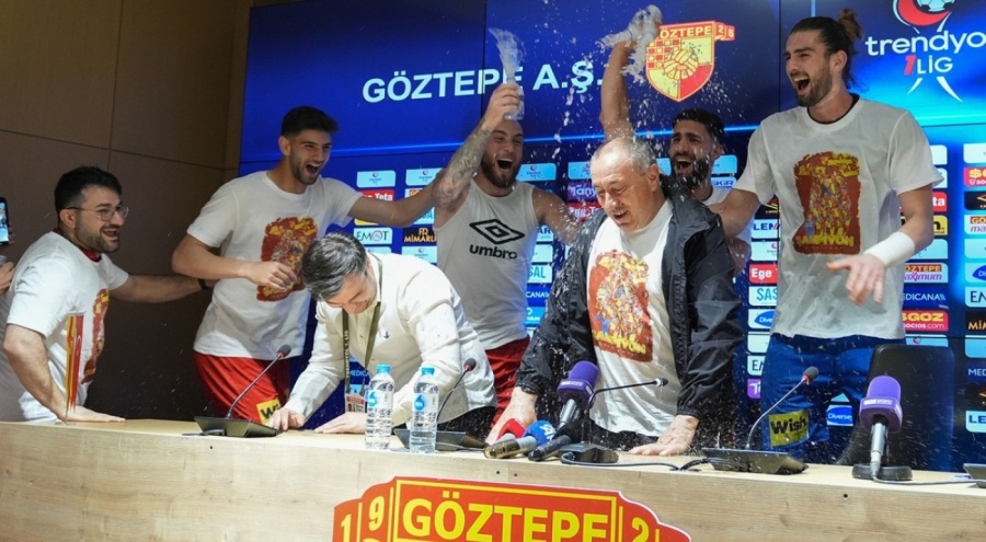 Göztepe'de Stanimir Stoilov'a oyunculardan sulu kutlama!