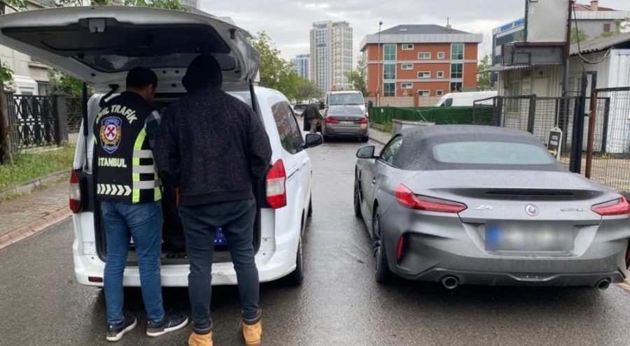 Trafiğin akışını tehlikeye düşürmüşlerdi! Yakalandılar