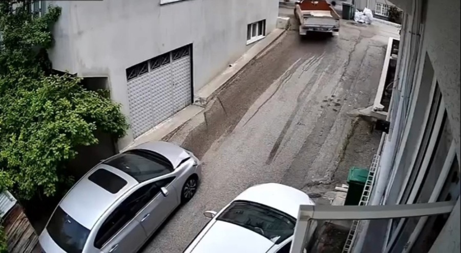 Bursa'da yokuşta aracı kaldıramayan sürücü kaza yapıp kaçtı!