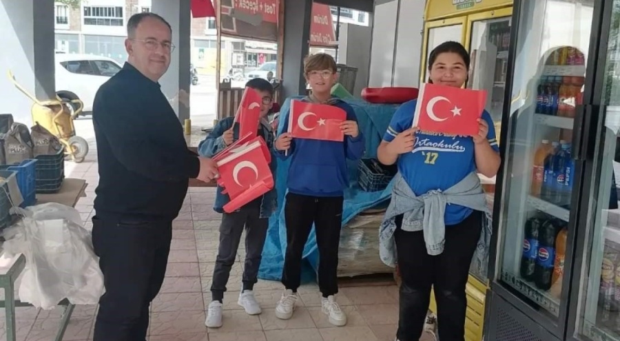 Bursa'da bu markete çocuklar kitap okumak için geliyor