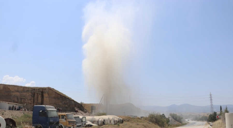 Jeotermal kuyuda sondaj kazısı sırasında patlama!