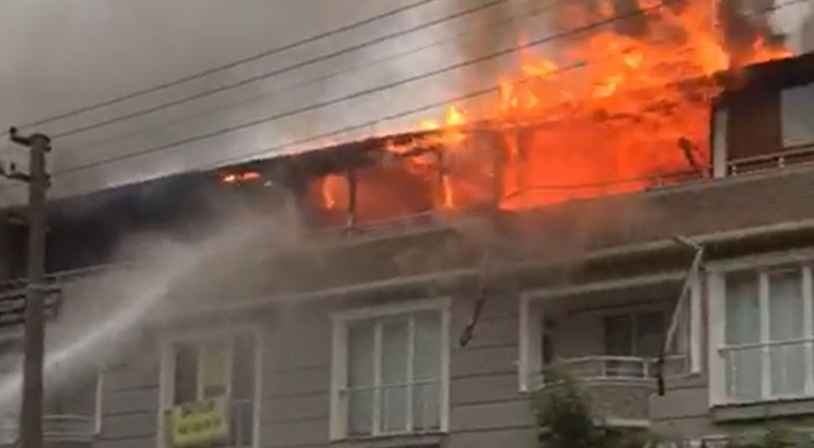 Yalova'da korkutan yangın: 4 daire küle döndü