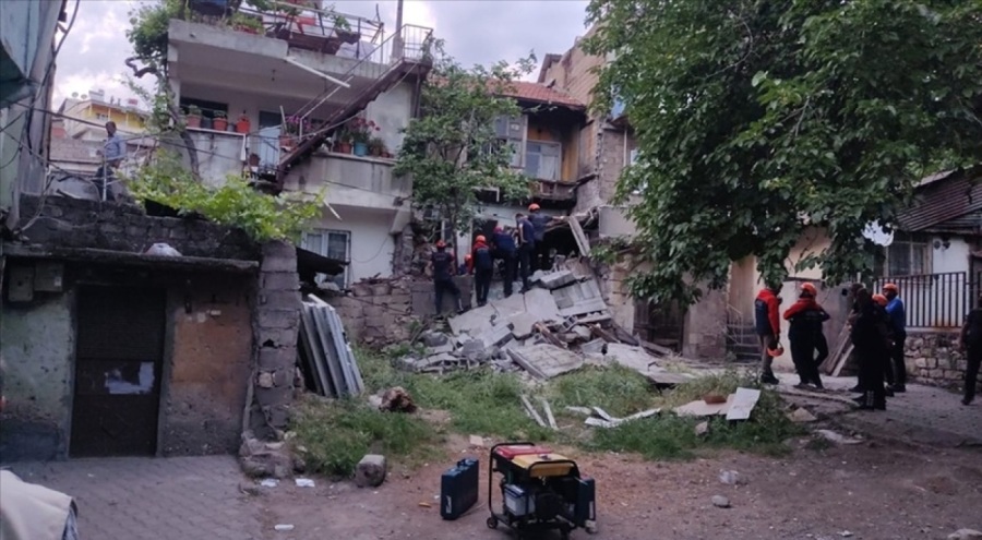 Kahramanmaraş'ta ağır hasarlı bina çöktü