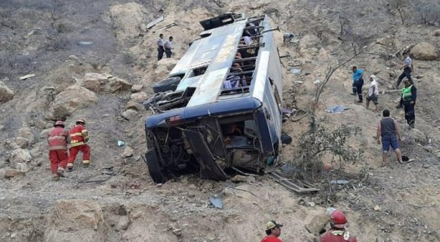 Peru'da otobüs kazasında 25 kişi hayatını kaybetti