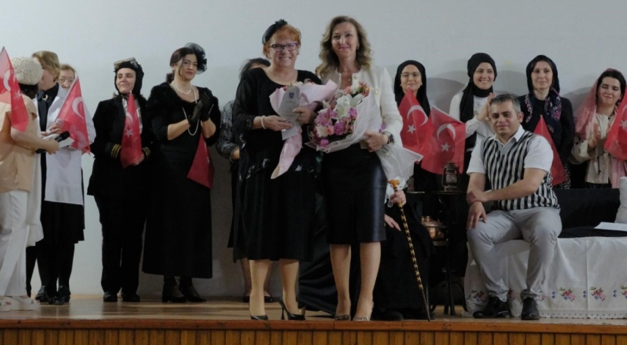 Bursa Kız Lisesi Mezunları Derneği üyeleri, tiyatro gösterisi düzenledi