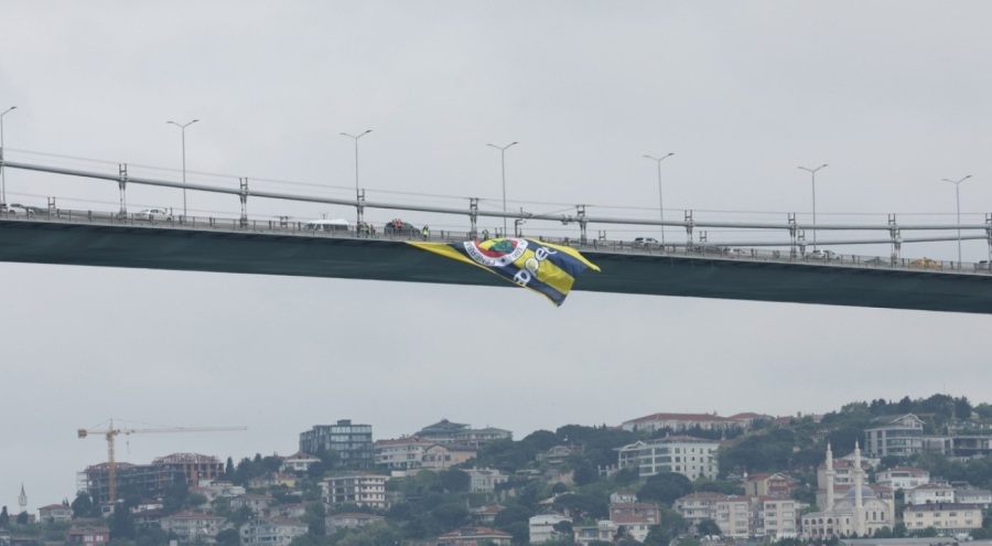 Fenerbahçe Opet'in şampiyonluk bayrağı 3 köprüye asıldı