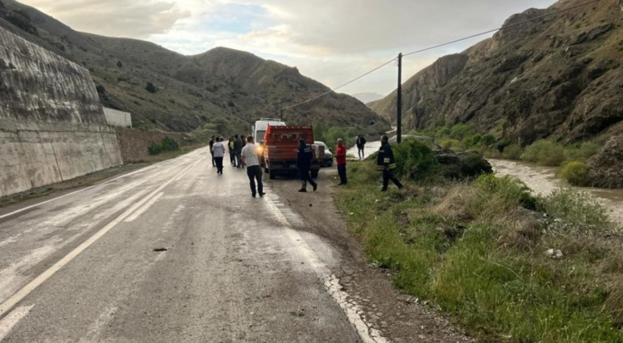 Erzincan'da yoldan çıkan otomobil Fırat Nehrine uçtu