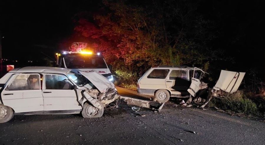 Burdur'da otomobiller kafa kafaya çarpıştı