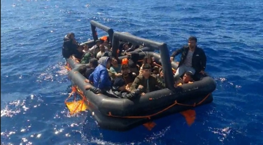 İzmir'de 60 kaçak göçmen kurtarıldı