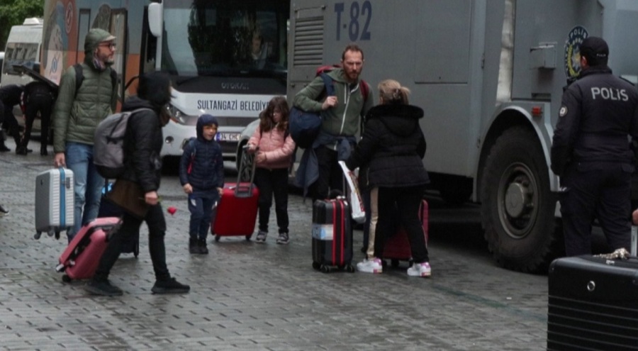 Taksim'deki otellerde kalan turistler yürüyerek alandan ayrıldı