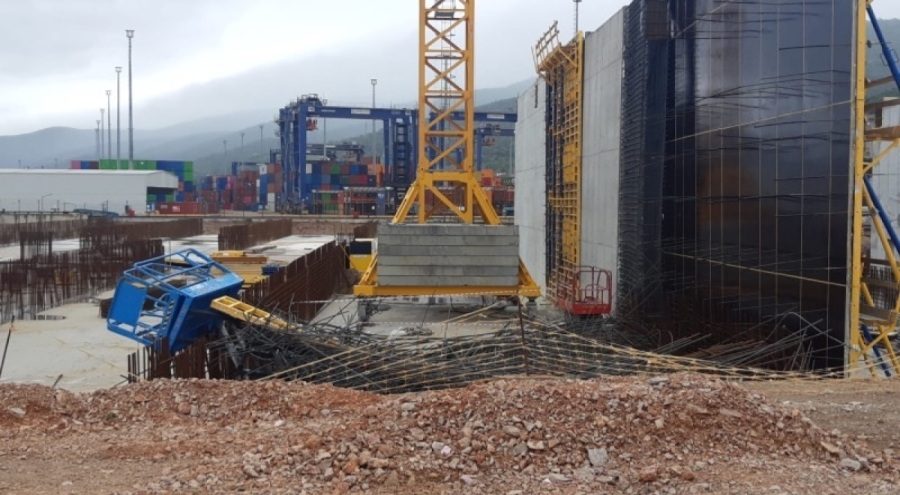 Gübretaş'ta vinç devrildi, 1'i ağır 4 işçi yaralandı