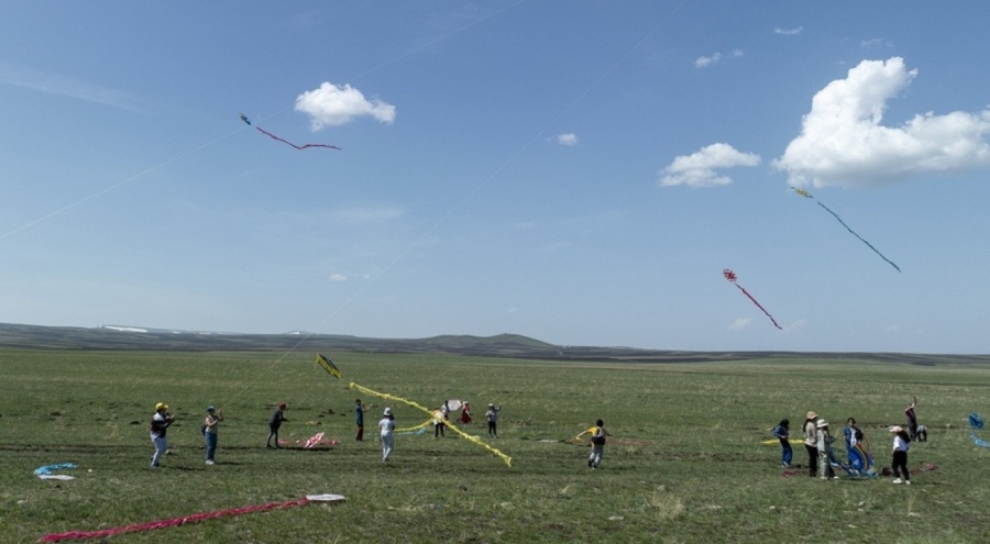 Kars'ta minik öğrenciler harçlıklarıyla aldıkları uçurtmalarla gökyüzünü süsledi